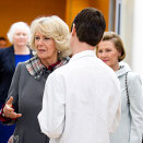 Dronning Sonja og Hertuginne Camilla hilste på leger, sykepleiere og kreftpasienter da de besøkte kreftsenteret ved Ullevål sykehus torsdag (Foto: Heiko Junge / Scanpix)